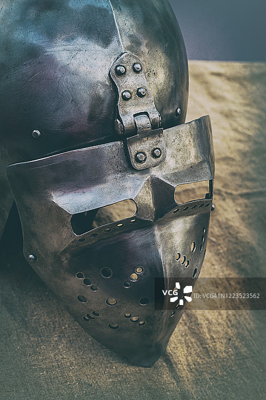 中世纪有面罩的头盔，用来近距离保护战士的头部和脸部图片素材