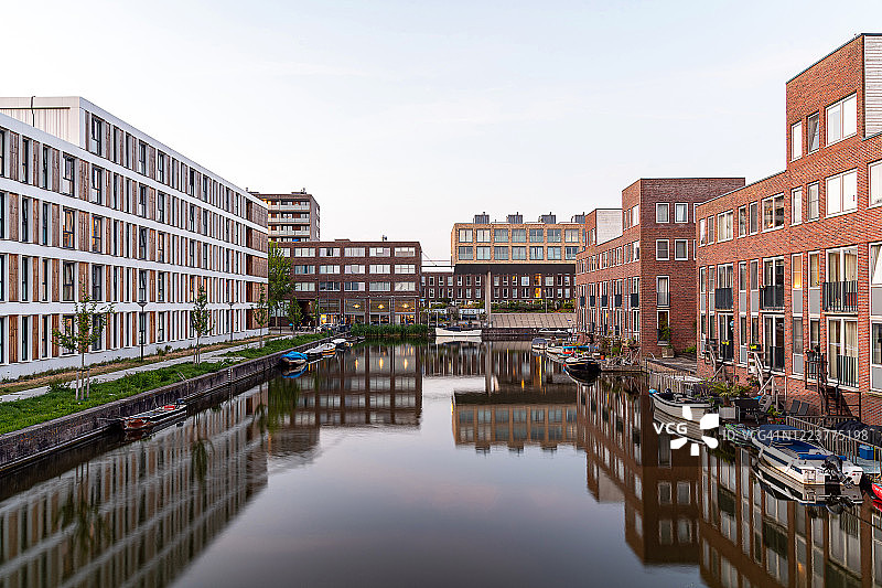 阿姆斯特丹Ijburg附近的一条运河上的倒影图片素材
