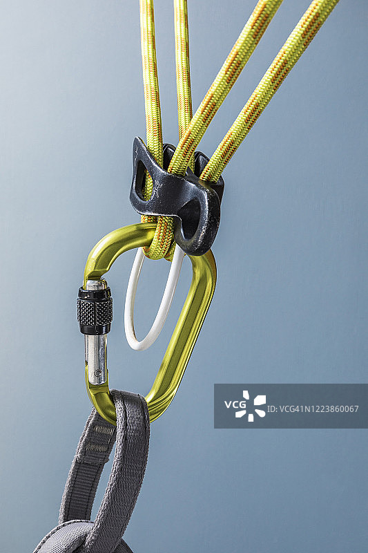 攀爬钩环在安全带环上，绳索穿过下降器图片素材