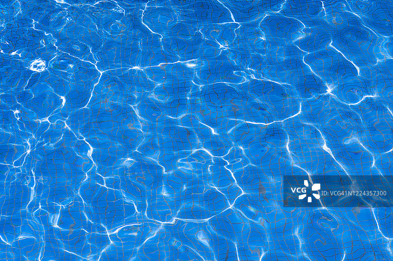 游泳池里蓝色的水图片素材