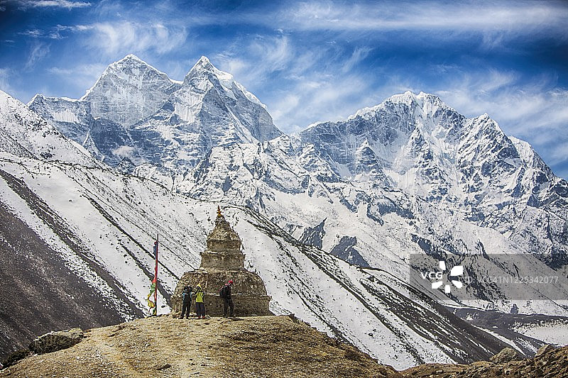 喜马拉雅雪山和西藏雕像图片素材