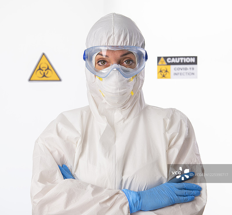 身穿高防护服的医生应对新型冠状病毒疫情图片素材