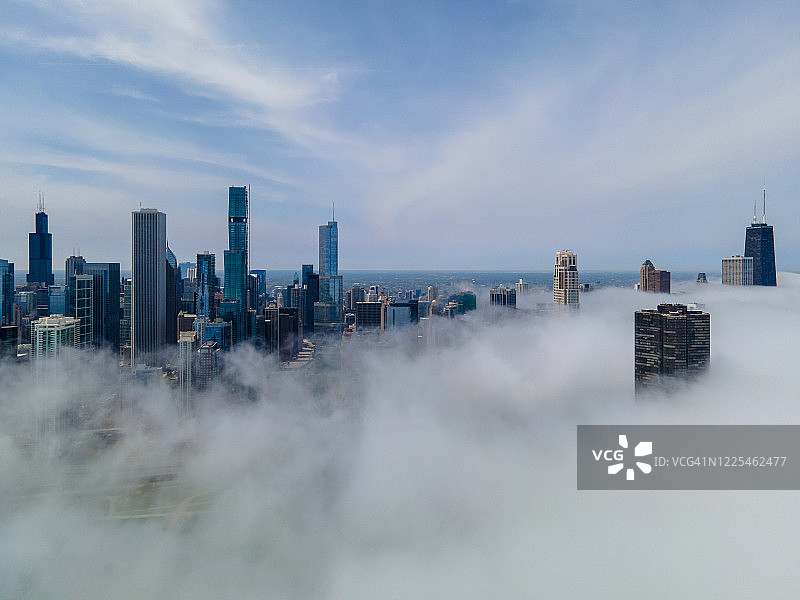 鸟瞰图的湖滨驱动器在雾天-芝加哥图片素材