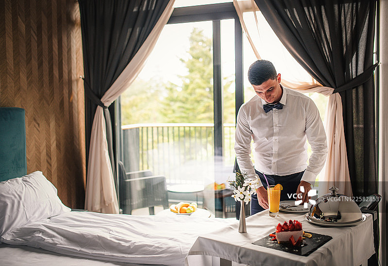 客房服务早餐托盘在酒店房间图片素材