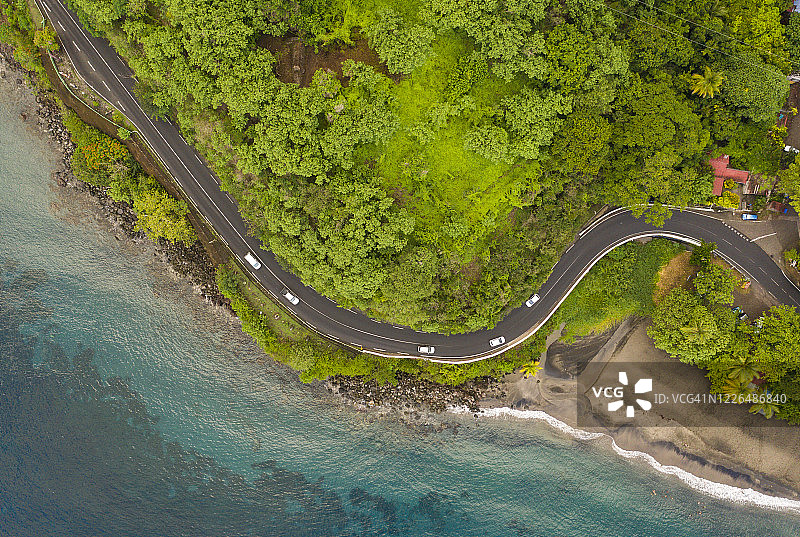 空中飞过马提尼克海岸，俯视蜿蜒的公路图片素材