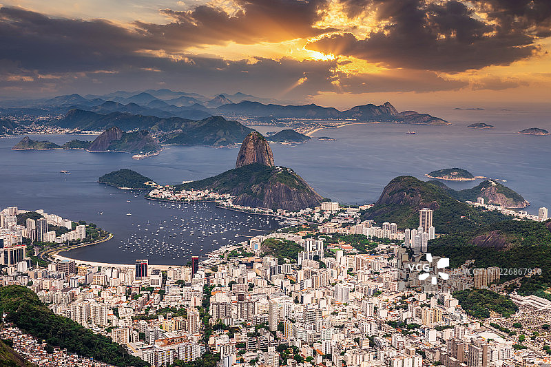 美丽的巴西黄昏的里约热内卢全景。面包山和博塔弗戈湾。图片素材