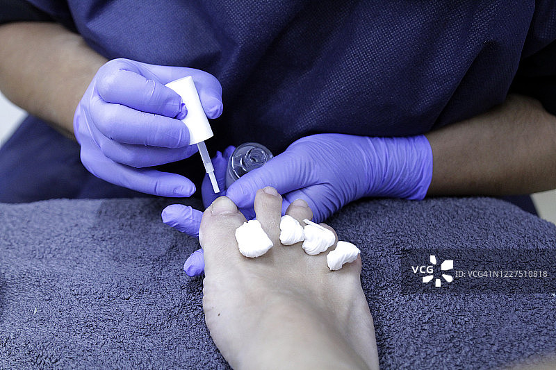 特写的一个女性的脚接受美容治疗的指甲图片素材