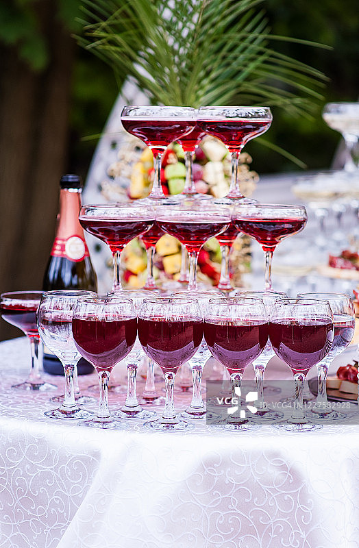 假日餐桌上的葡萄酒和香槟图片素材