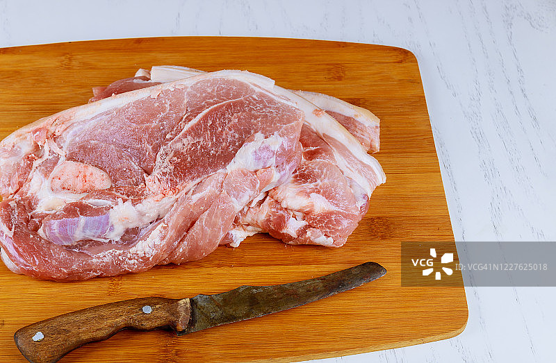 新鲜的肉块猪肉准备在木板上烹饪图片素材