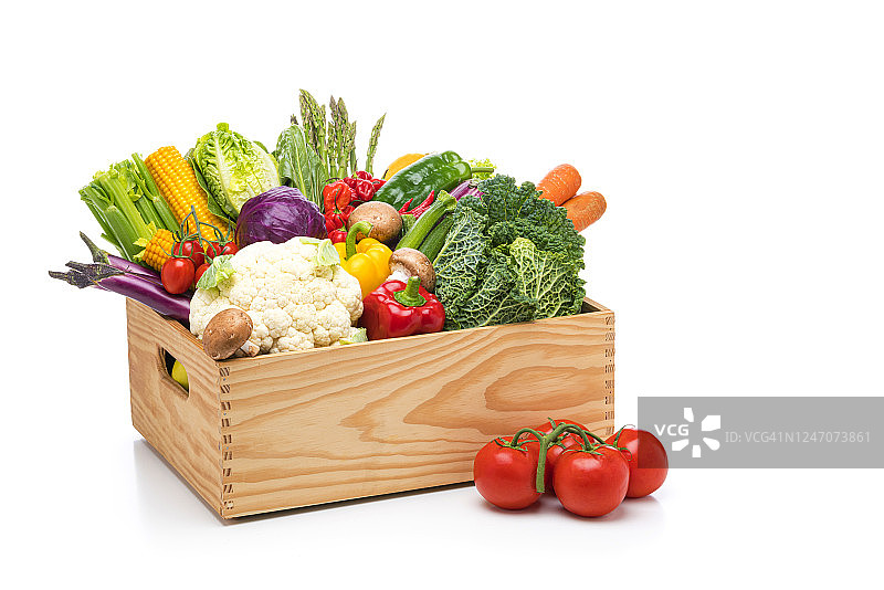 装着健康新鲜有机蔬菜的板条箱被隔离在白色的背景上图片素材