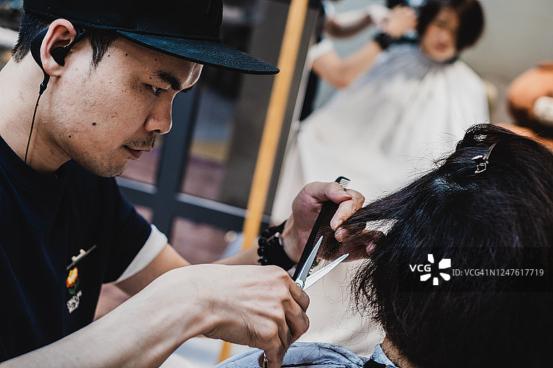 理发师正在剪一缕女人的头发图片素材