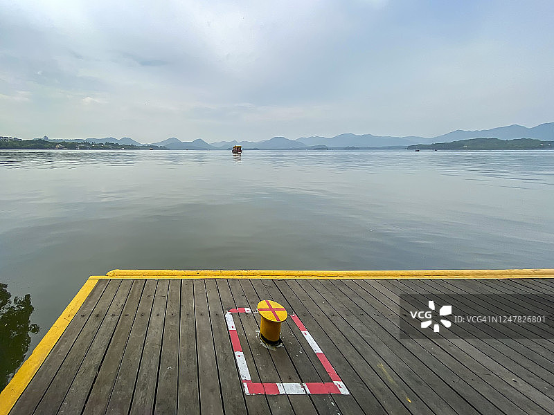 在码头上看中国杭州西湖的风光图片素材