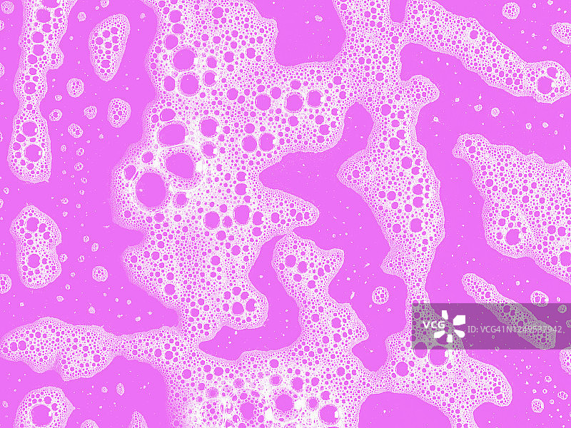 由粉红色背景上的肥皂泡形成的纹理的完整框架。图片素材