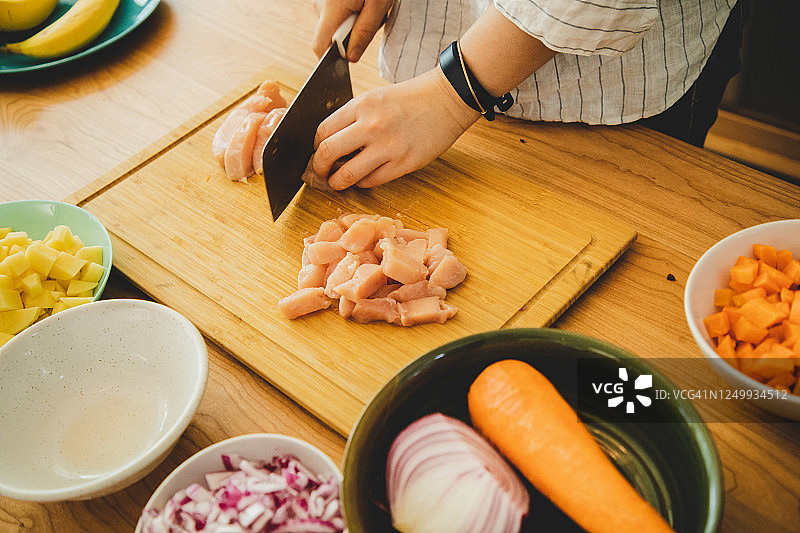 准备日本咖喱鸡-女性手切食物图片素材