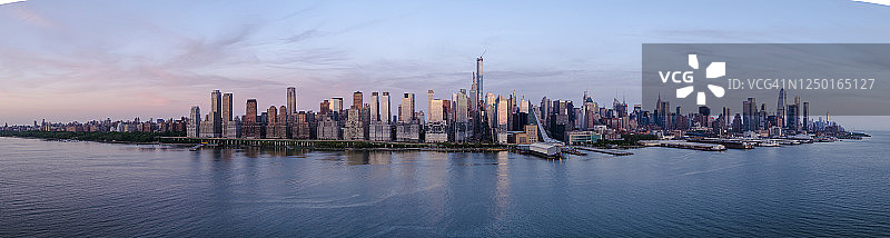 全景曼哈顿，纽约市，从威霍肯，新泽西州哈德逊河，在日落。超大缝制航拍全景图。图片素材