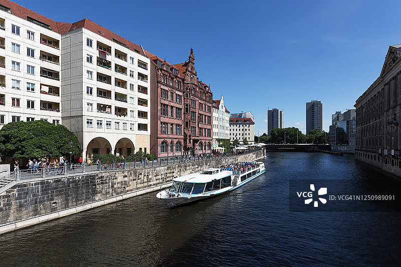 Nikolaiviertel柏林与游船在施普雷河(德国)图片素材