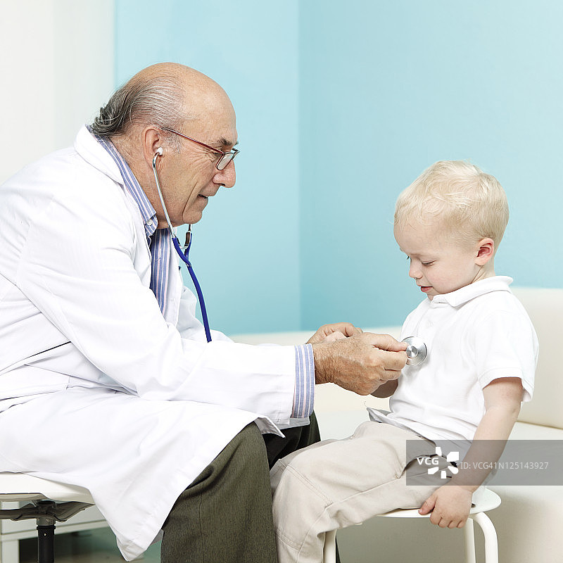 医生检查男孩的心率图片素材