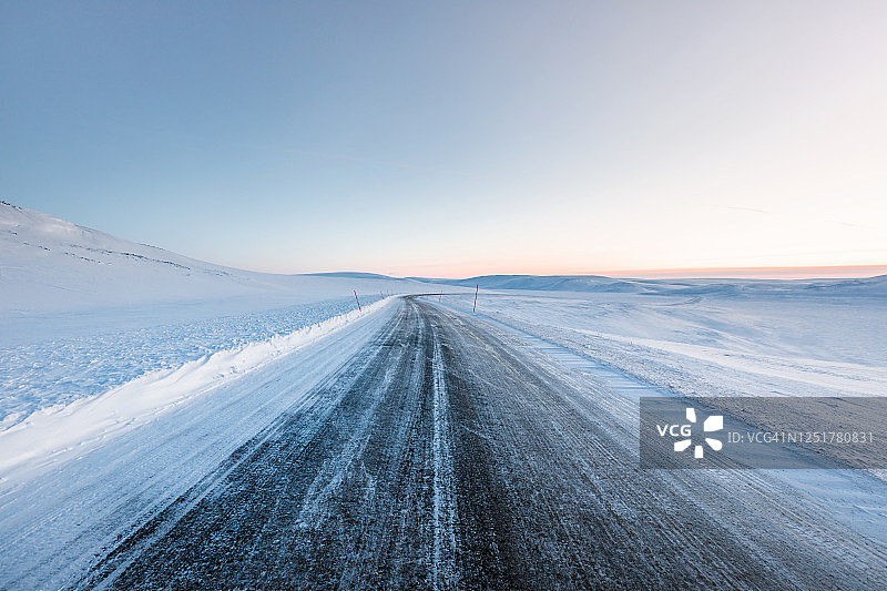 冬天的乡村公路，贝尔莱瓦格，挪威图片素材