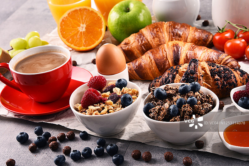 早餐配有咖啡、果汁、牛角面包和水果图片素材