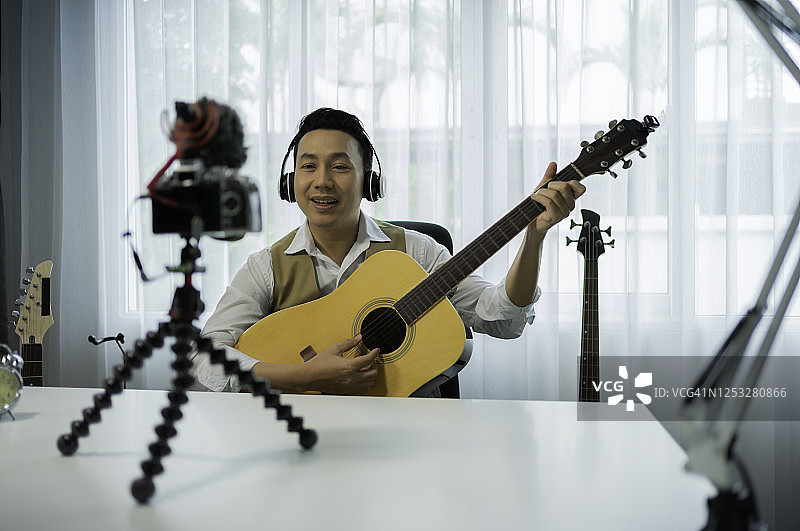 Vlogger Asia录制了如何在家弹奏原声吉他的教程视频图片素材