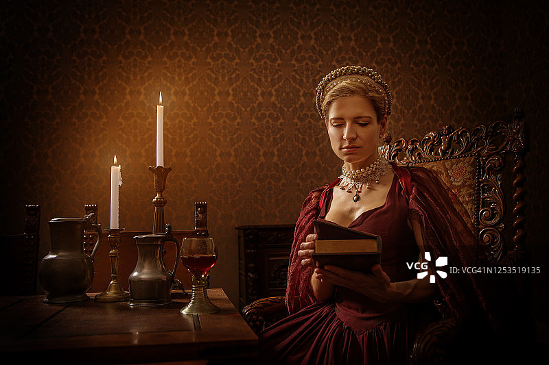 烛光下一位美丽的荷兰贵族女子的肖像图片素材