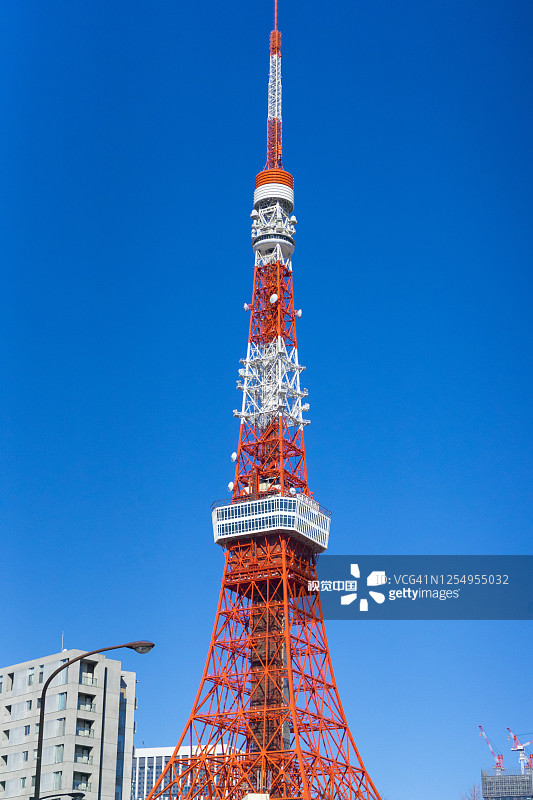 日本东京，蓝天下的东京塔。图片素材