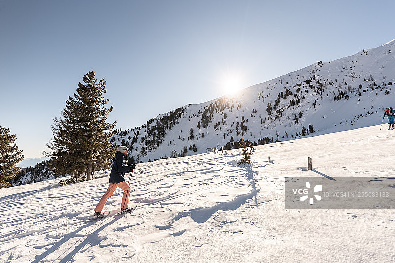 奥地利，卡林西亚，赖兴瑙，诺克伯格，福尔克特，曼滑雪旅游在阳光明媚的一天图片素材