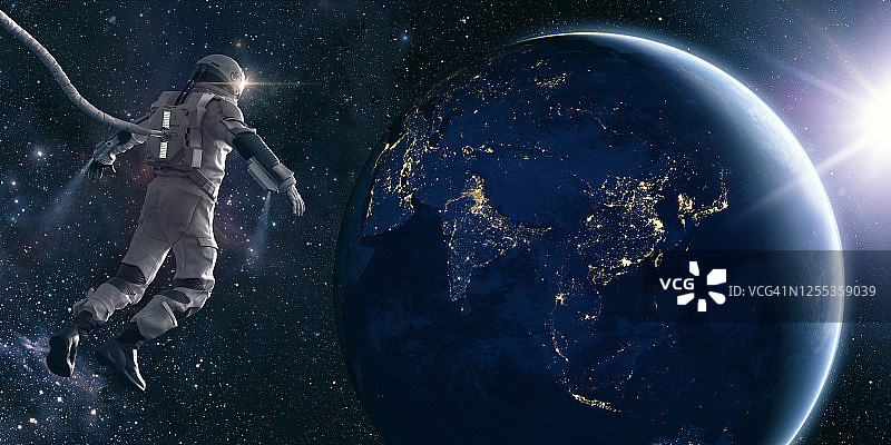 宇航员在太空行走时看着地球上的光图片素材