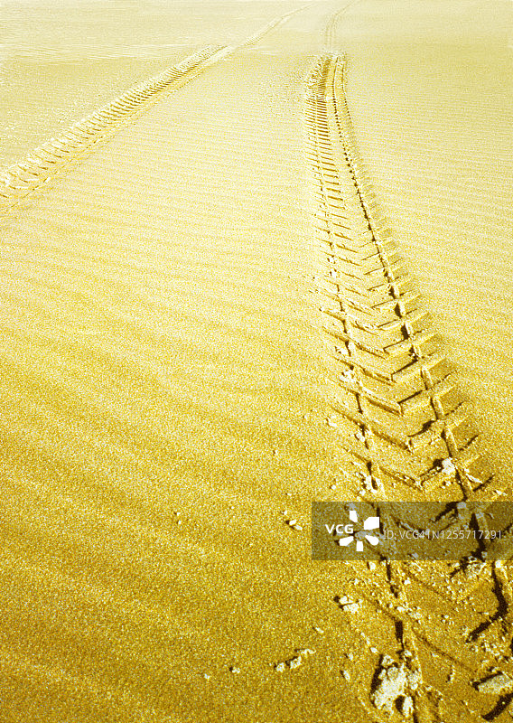 汽车在黄沙上留下的痕迹图片素材
