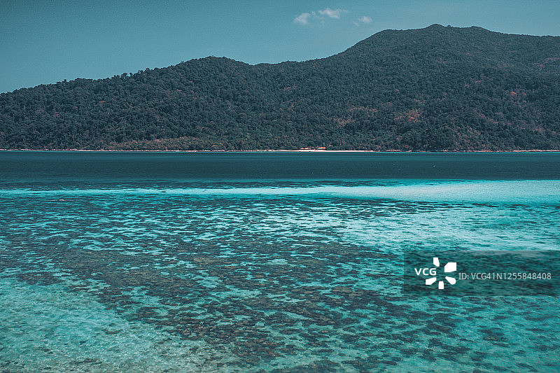 鸟瞰图对天空的海滩里佩岛在泰国，亚洲图片素材