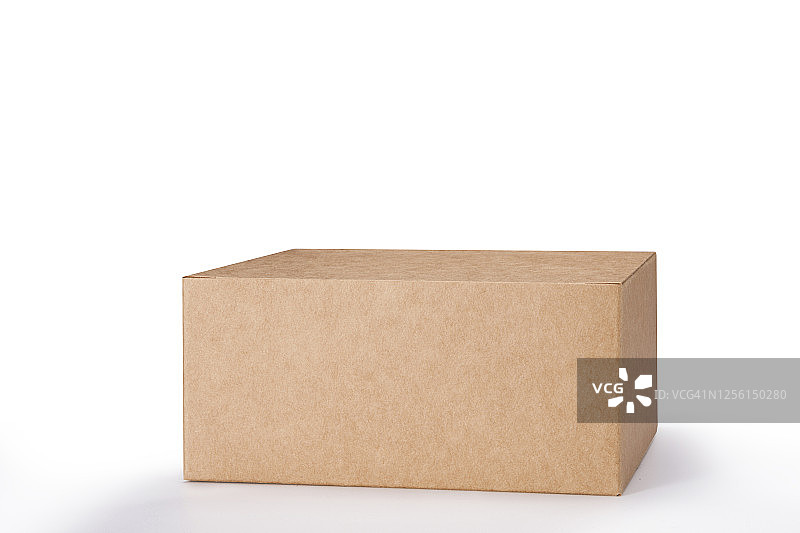 白色背景上的棕色纸盒。适用于食品、化妆品或医药包装。空白纸板模型照片。图片素材