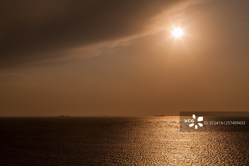 千叶木泽在东京湾与灿烂的阳光在海面上。图片素材