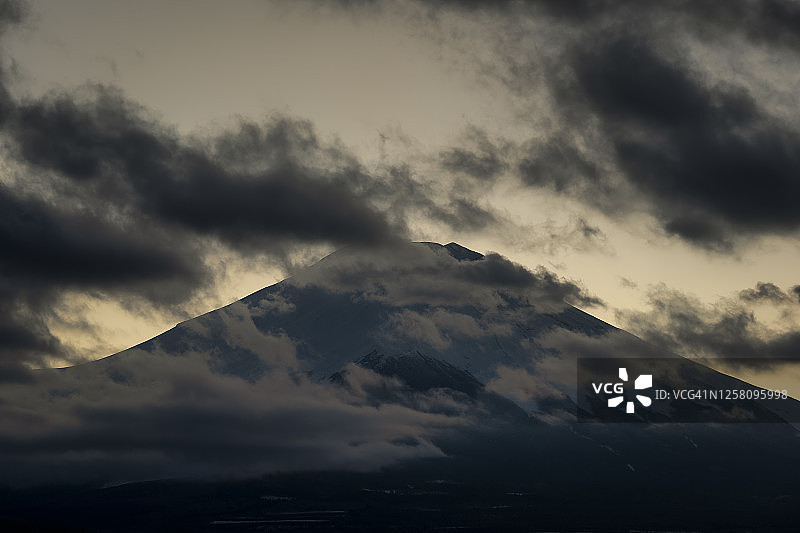 富士山的云朵在黄昏图片素材