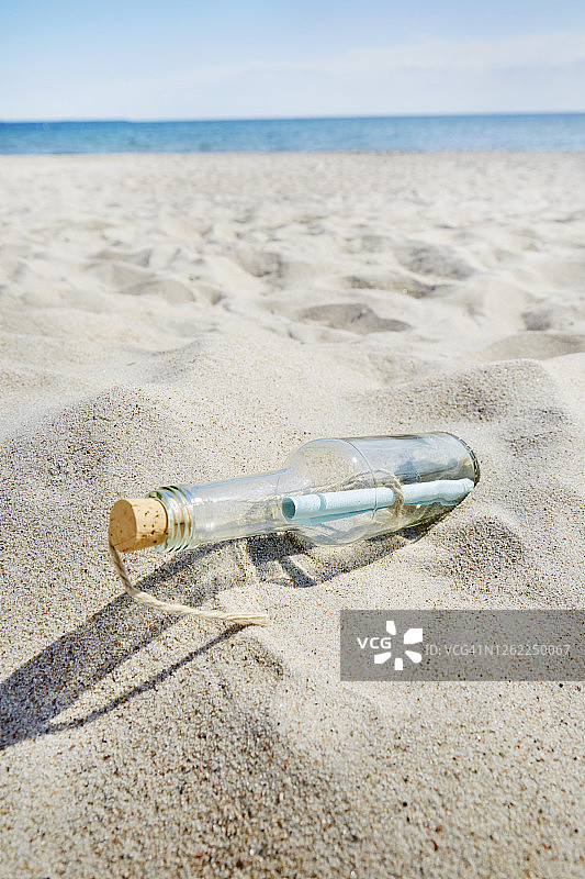 海滩上的瓶中信图片素材