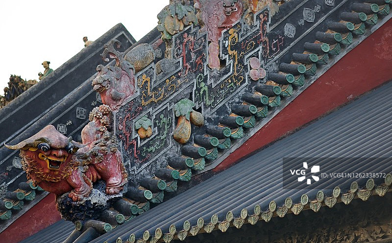 广州传统中国房屋屋顶上的砖雕图片素材