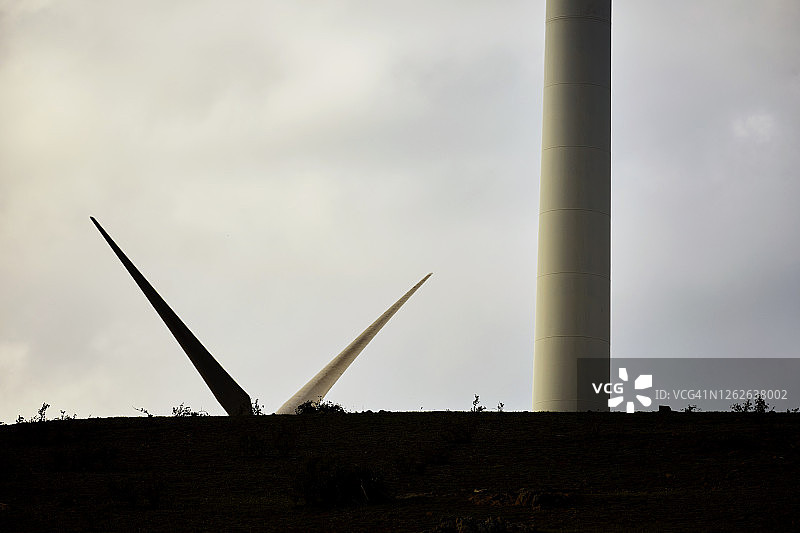 风力涡轮机在山上，风力农场和云，特写抽象视图图片素材