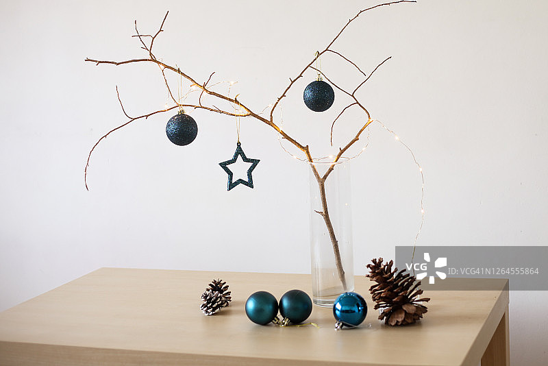 家居室内细节，圣诞装饰以自然环保为家，零浪费理念。另类圣诞树与仙女灯。图片素材