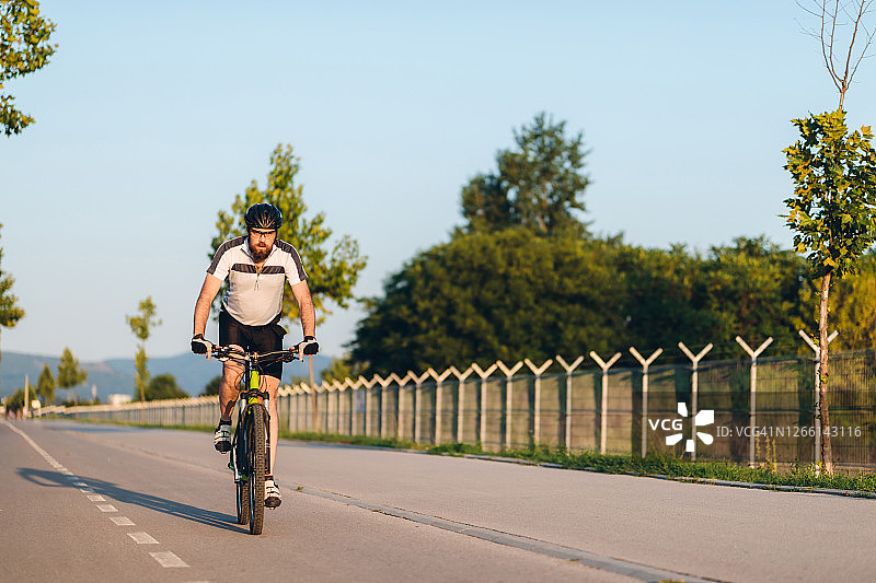 骑自行车的人骑自行车图片素材
