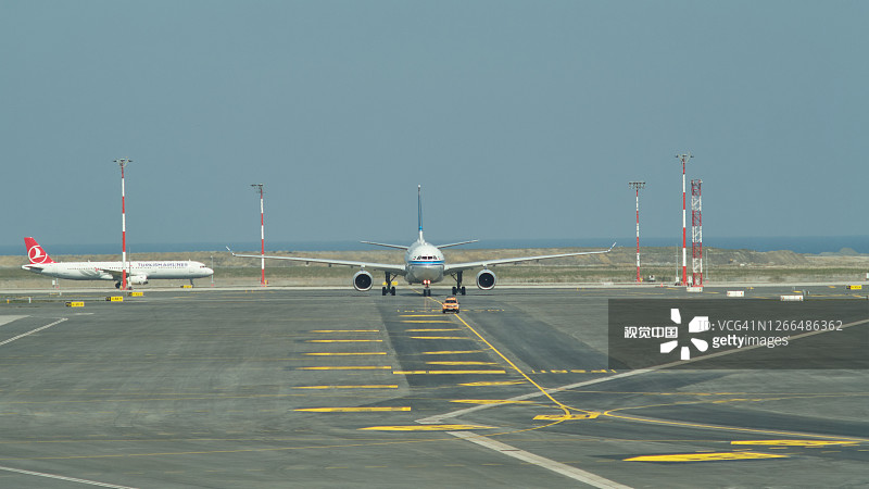 土耳其伊斯坦布尔哈瓦里马尼机场，飞机滑行到到达登机口图片素材