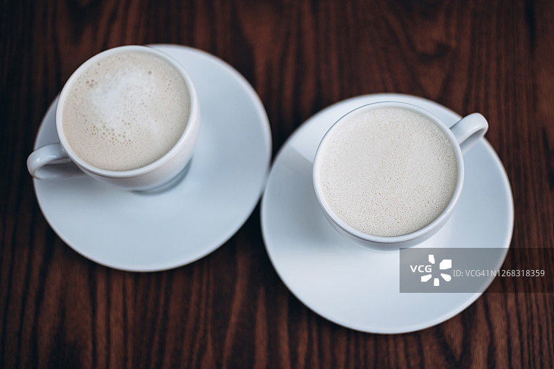 雪白的杯子里有泡沫的美味咖啡图片素材