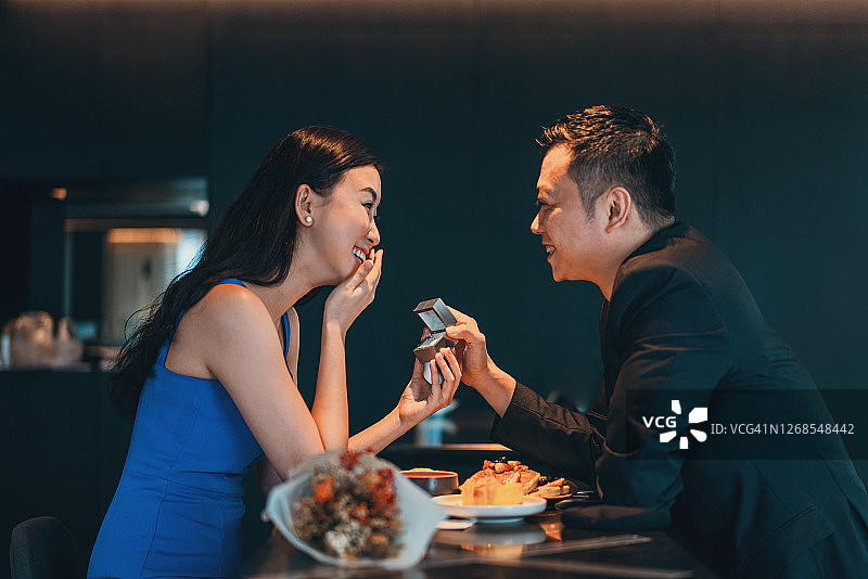亚洲男人在吃饭时求婚图片素材