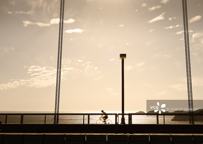 在金门大桥上骑车的人图片素材