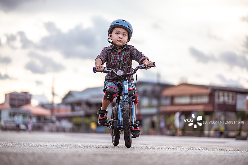 骑自行车的城市男孩图片素材