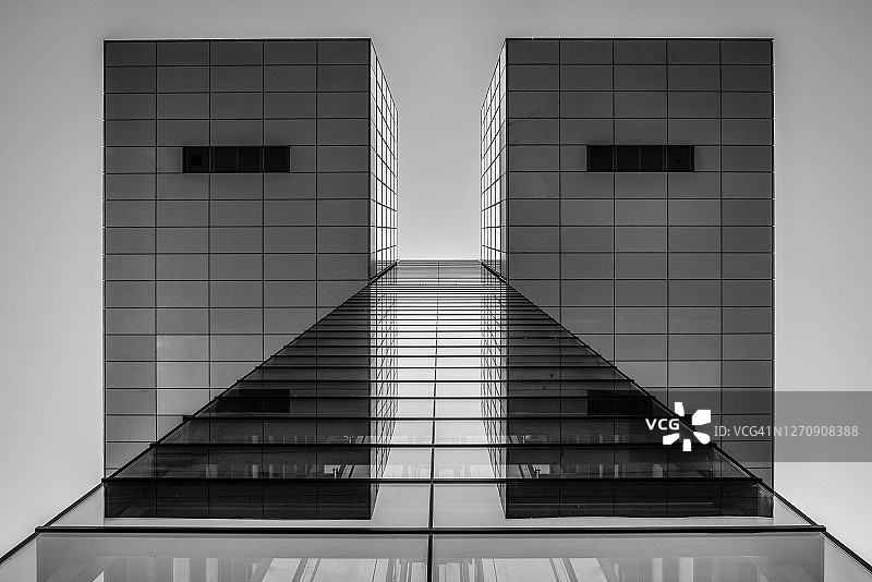 Kranhäuser办公楼黑白分明图片素材
