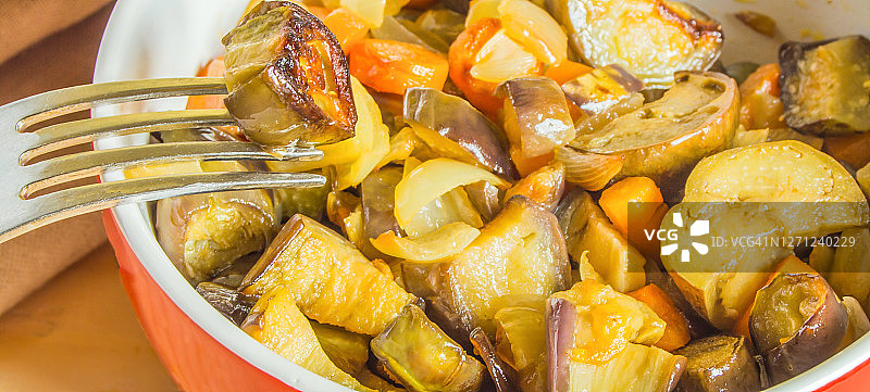 混合烤蔬菜茄子，洋葱，胡萝卜，盛在碗里图片素材