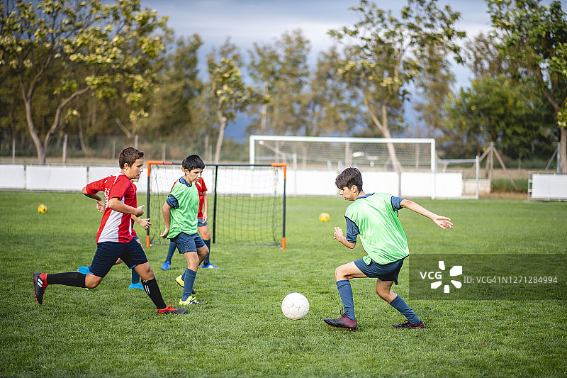 年轻男子足球运动员进行练习比赛图片素材