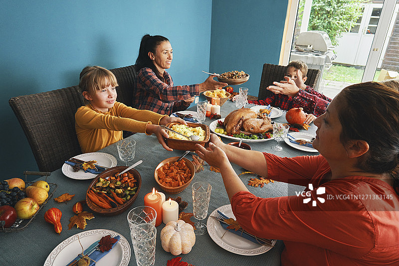 家庭享用传统节日火鸡大餐图片素材