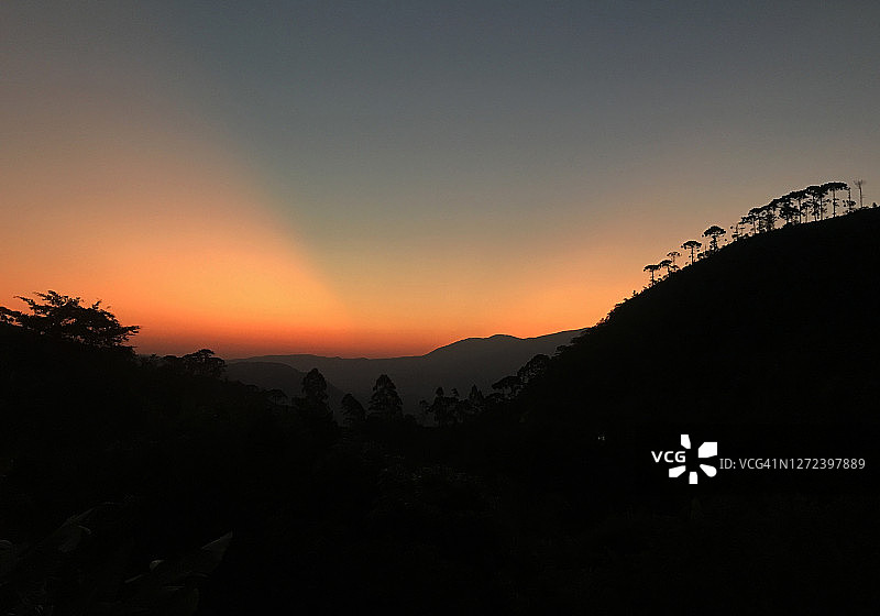 壮丽的日落照亮了曼蒂奎拉山。图片素材