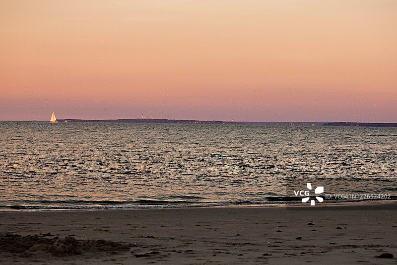 从康涅狄格州看日落时的长岛湾图片素材