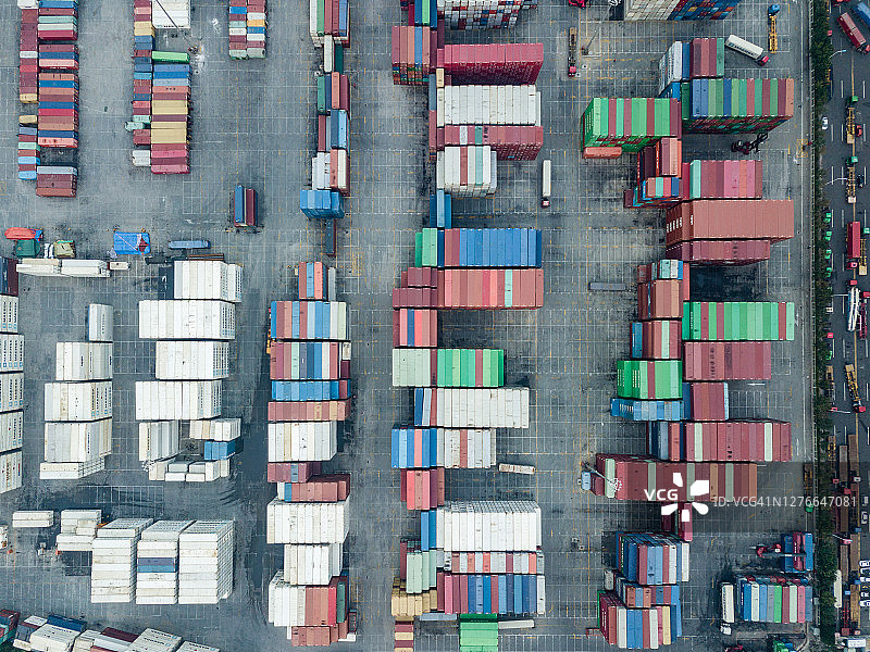 港口码头成排的集装箱图片素材